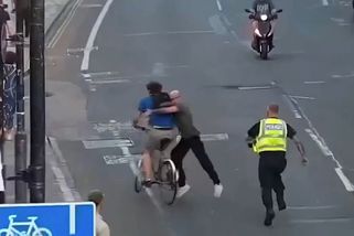 Jako v akčním filmu. Policista v Cambridge srazil ujíždějícího delikventa z bicyklu - Novinky